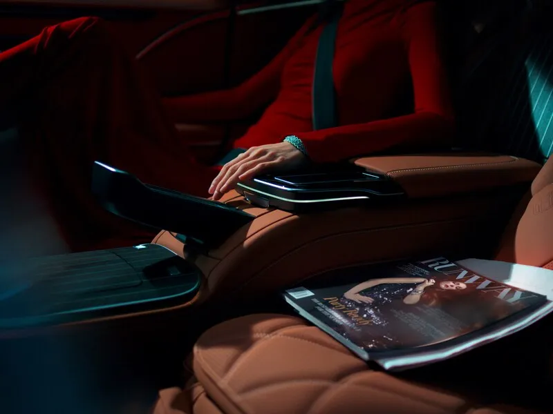 “The Art of Arrival”: Mercedes-Benz Maybach celebra el estreno de El Diablo Viste a la Moda 2 con una colaboración global