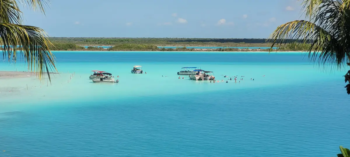 Bacalar, paraíso y refugio de color azul Bacalar, paraíso y refugio de color azul