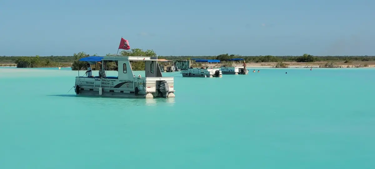 Bacalar, paraíso y refugio de color azul Bacalar, paraíso y refugio de color azul