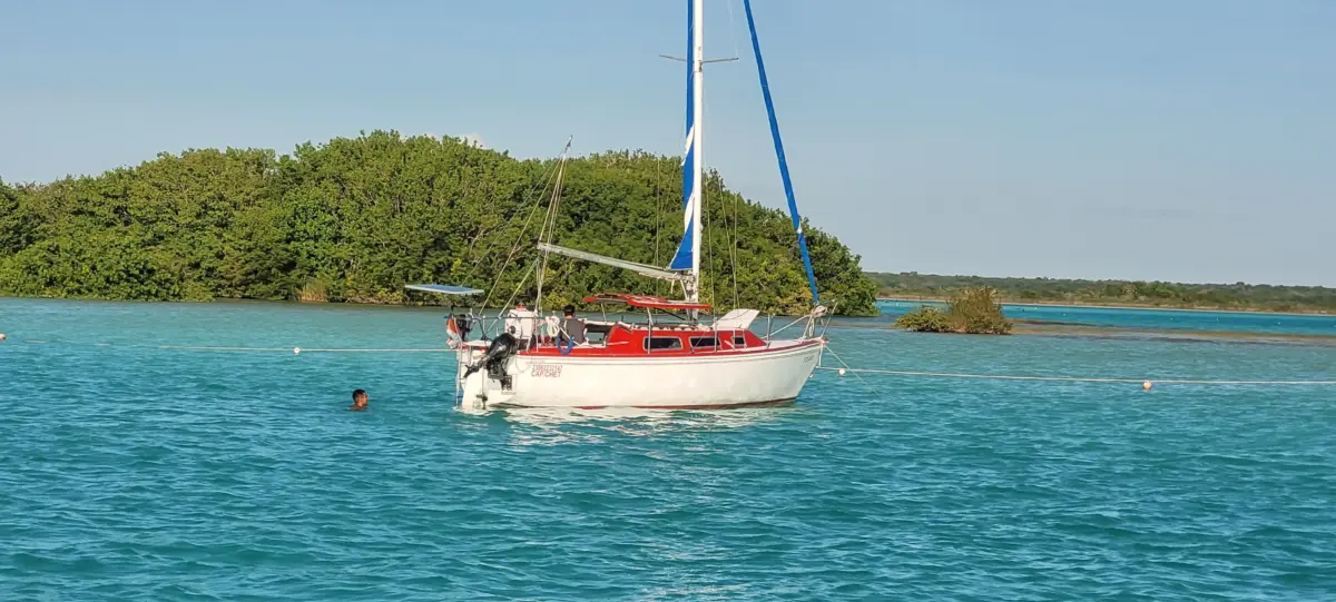 Bacalar, paraíso y refugio de color azul Bacalar, paraíso y refugio de color azul