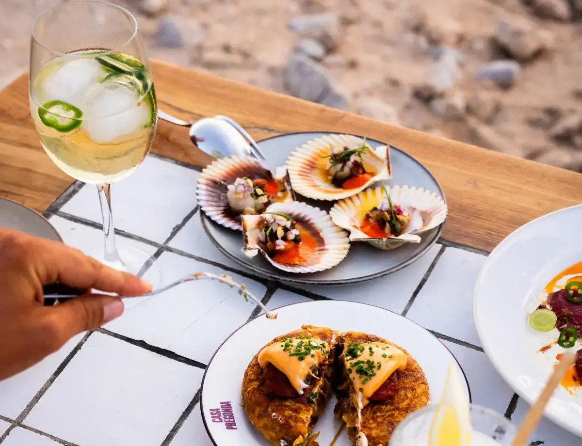Experimental Beach Ibiza recibe a Casa Pregonda para una residencia solar con acentos baleares
