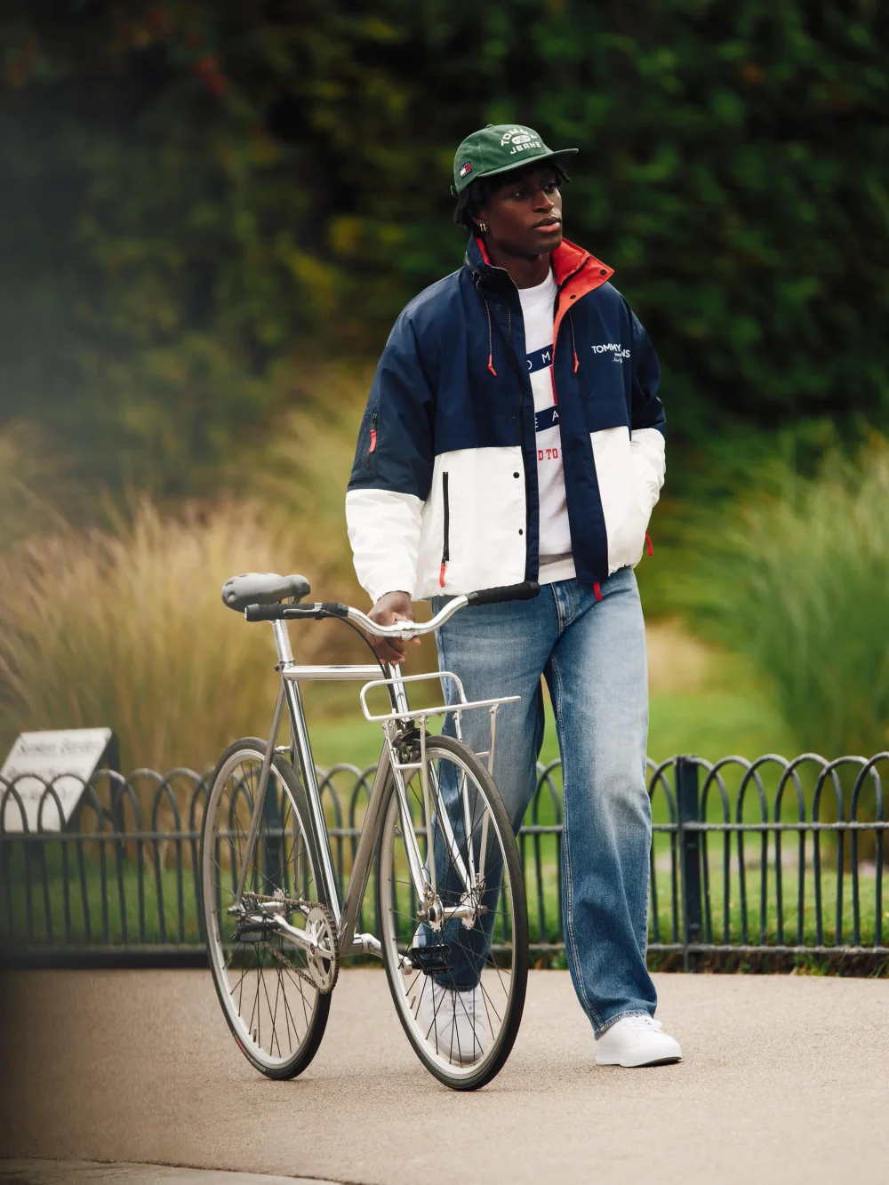 Tommy Hilfiger trae la campaña Primavera 2026 de Tommy Jeans a Londres con una nueva ola de autoexpresión Tommy Hilfiger trae la campaña Primavera 2026 de Tommy Jeans a Londres con una nueva ola de autoexpresión