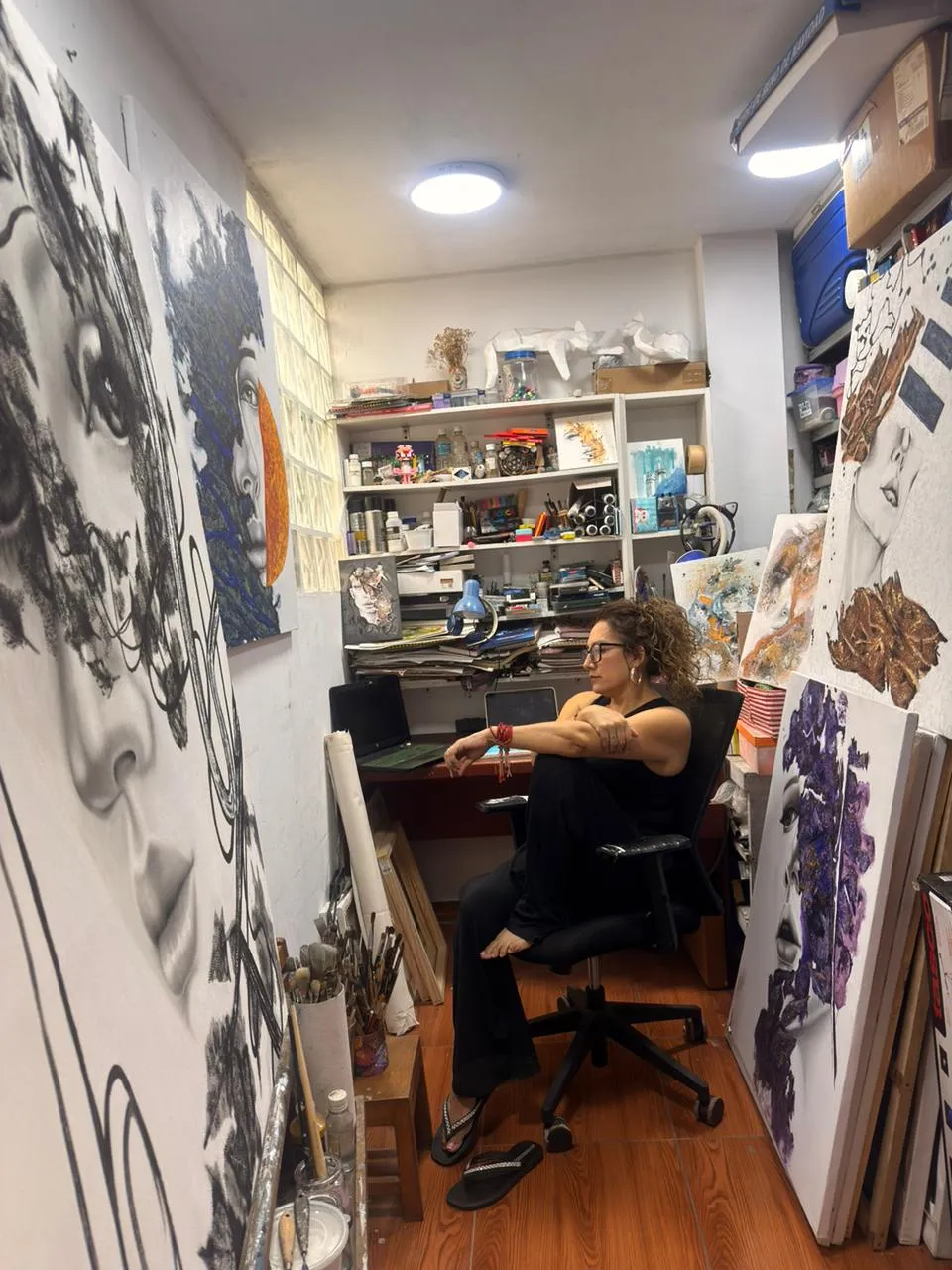 Yezzenia Sánchez presenta “La Mirada que Habita”, un viaje pictórico hacia lo invisible del rostro femenino