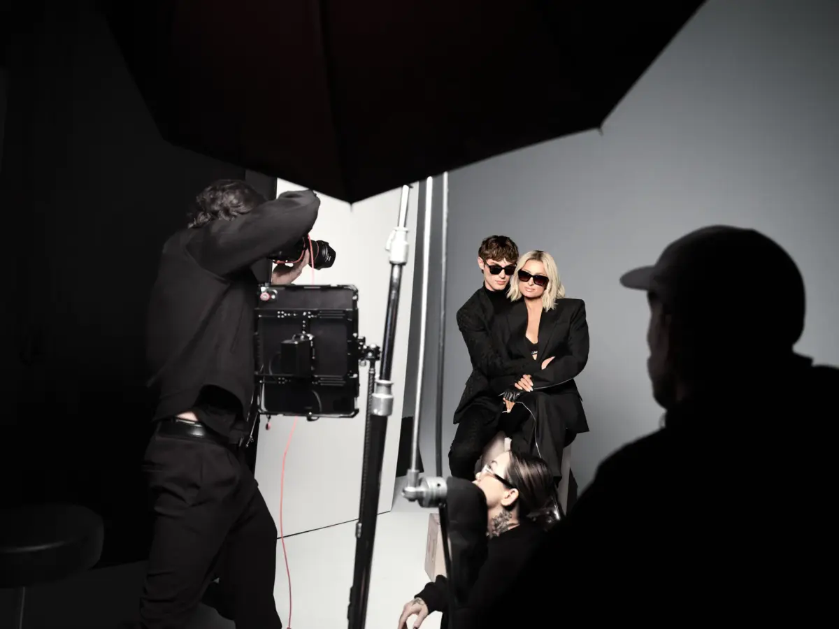 PARIS HILTON REGRESA COMO ROSTRO DE KARL LAGERFELD MIENTRAS QUE NOT-KARL DEBUTA PARA LA TEMPORADA OTOÑO-INVIERNO 2026
