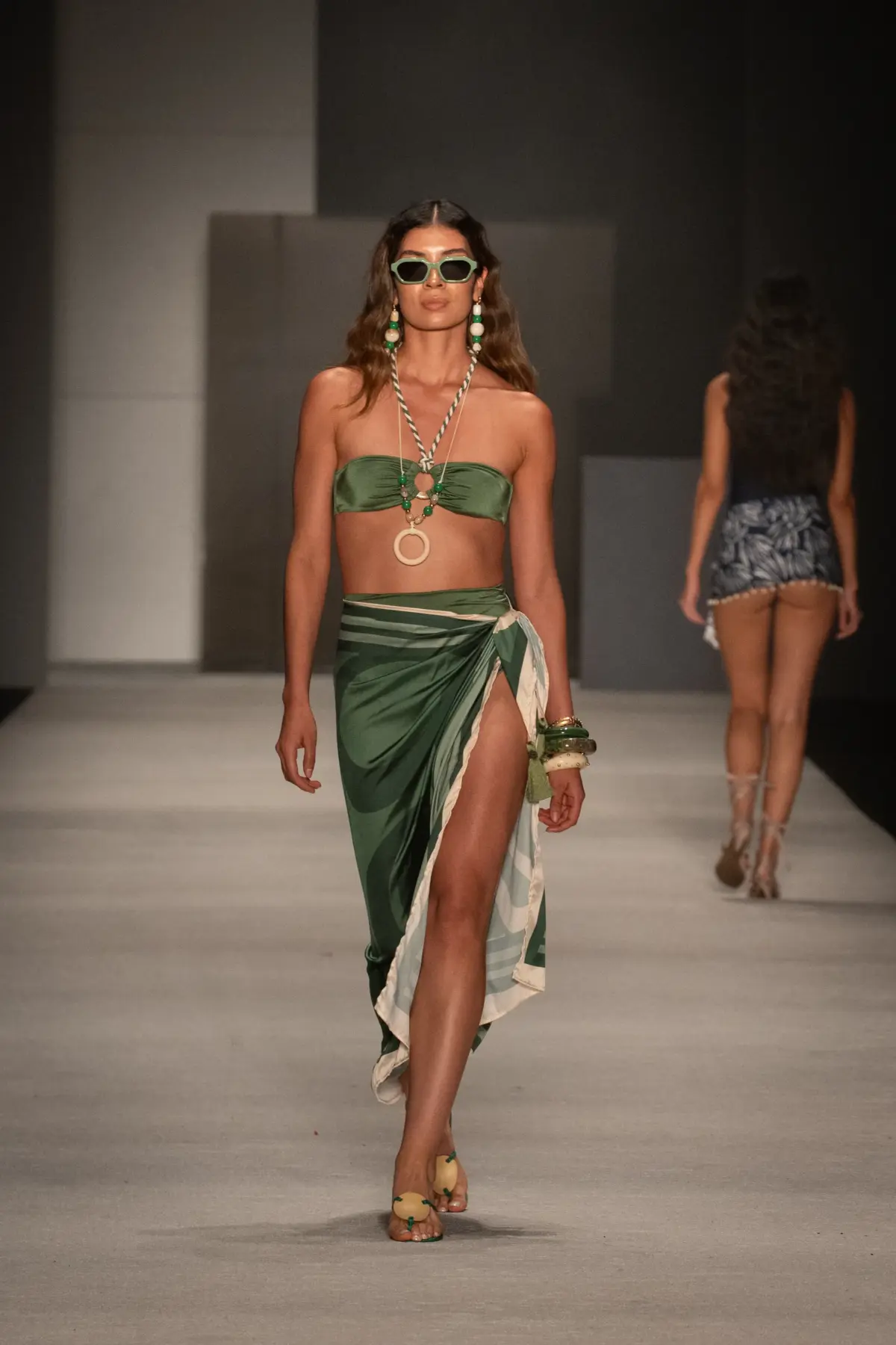 Bogotá Fashion Week 2026 reunió propuestas que redefinieron el swimwear, la feminidad contemporánea y el diseño artesanal colombiano