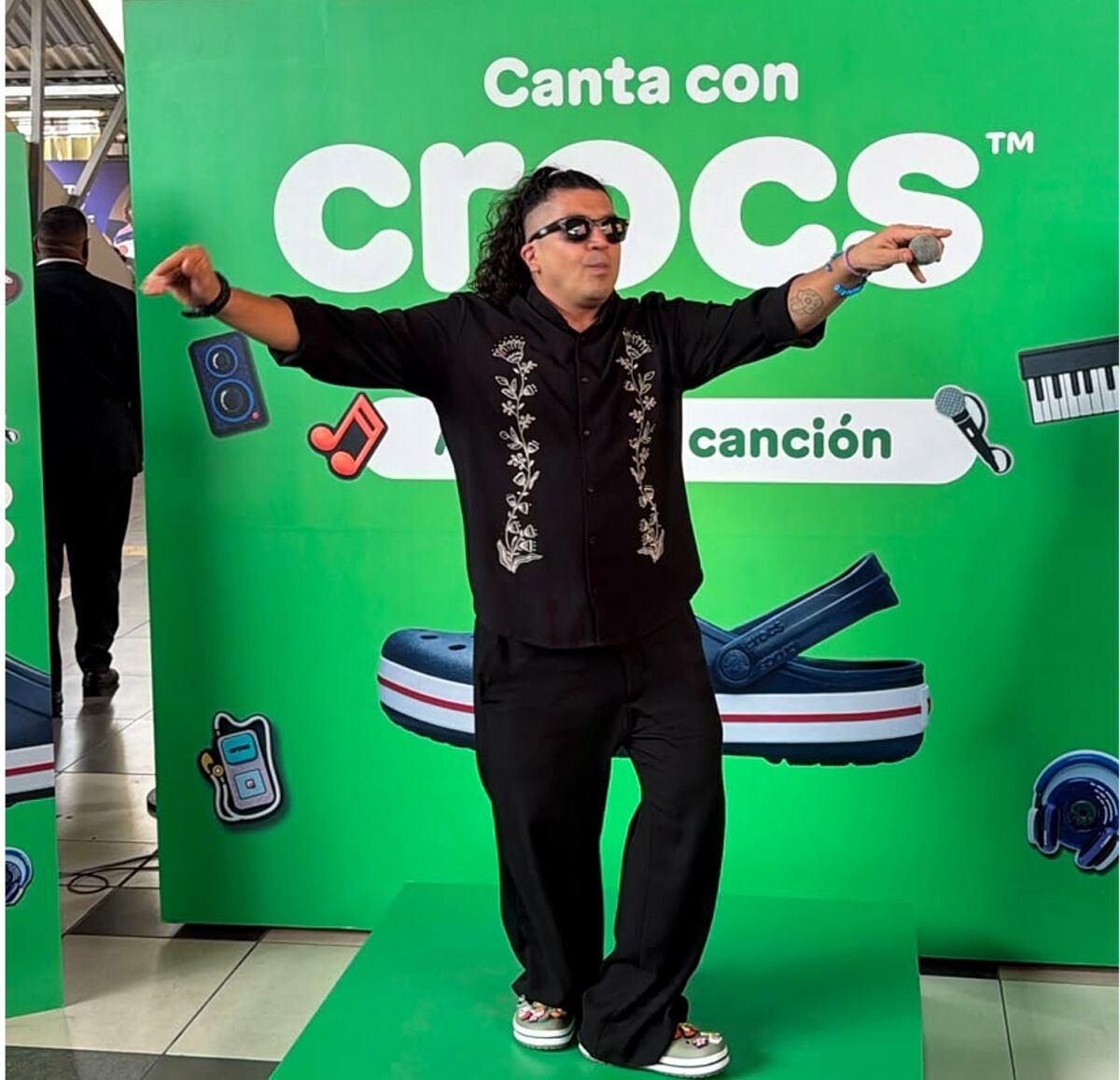 Crocs se apodera del Metro de Lima con una experiencia inmersiva junto a Mauricio Mesones. Crocs se apodera del Metro de Lima con una experiencia inmersiva junto a Mauricio Mesones.