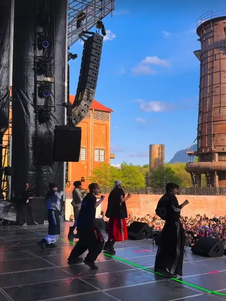 Santos Bravos x H&M: música, estilo y comunidad que llevó el pop latino a la moda Santos Bravos x H&M: música, estilo y comunidad que llevó el pop latino a la moda