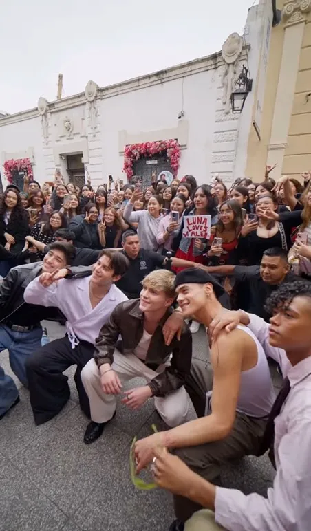 Santos Bravos x H&M: música, estilo y comunidad que llevó el pop latino a la moda Santos Bravos x H&M: música, estilo y comunidad que llevó el pop latino a la moda