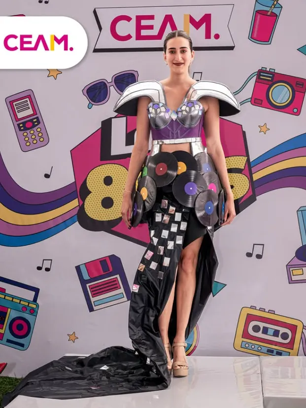 ¿Se pueden hacer prendas sin usar telas? Futuras diseñadoras de moda reinterpretaron los 80’s en una pasarela creativa