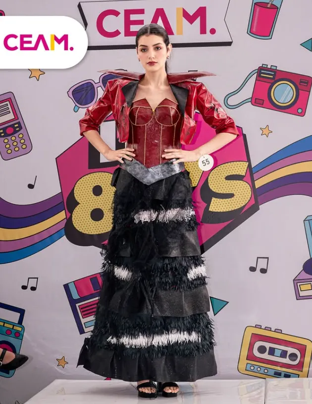 ¿Se pueden hacer prendas sin usar telas? Futuras diseñadoras de moda reinterpretaron los 80’s en una pasarela creativa