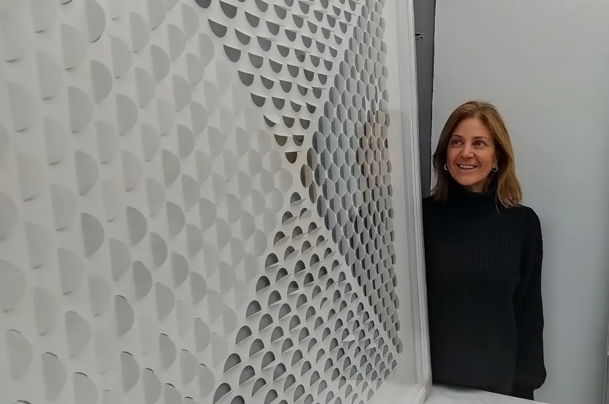 GLORIA FRUGONE PRESENTA GEOMETRÍA DE LA LUZ EN LA GALERÍA