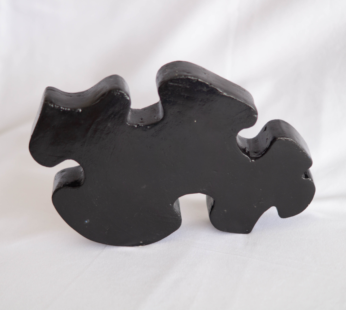 Artistas transitan por las huellas de la niñez en exposición de arte