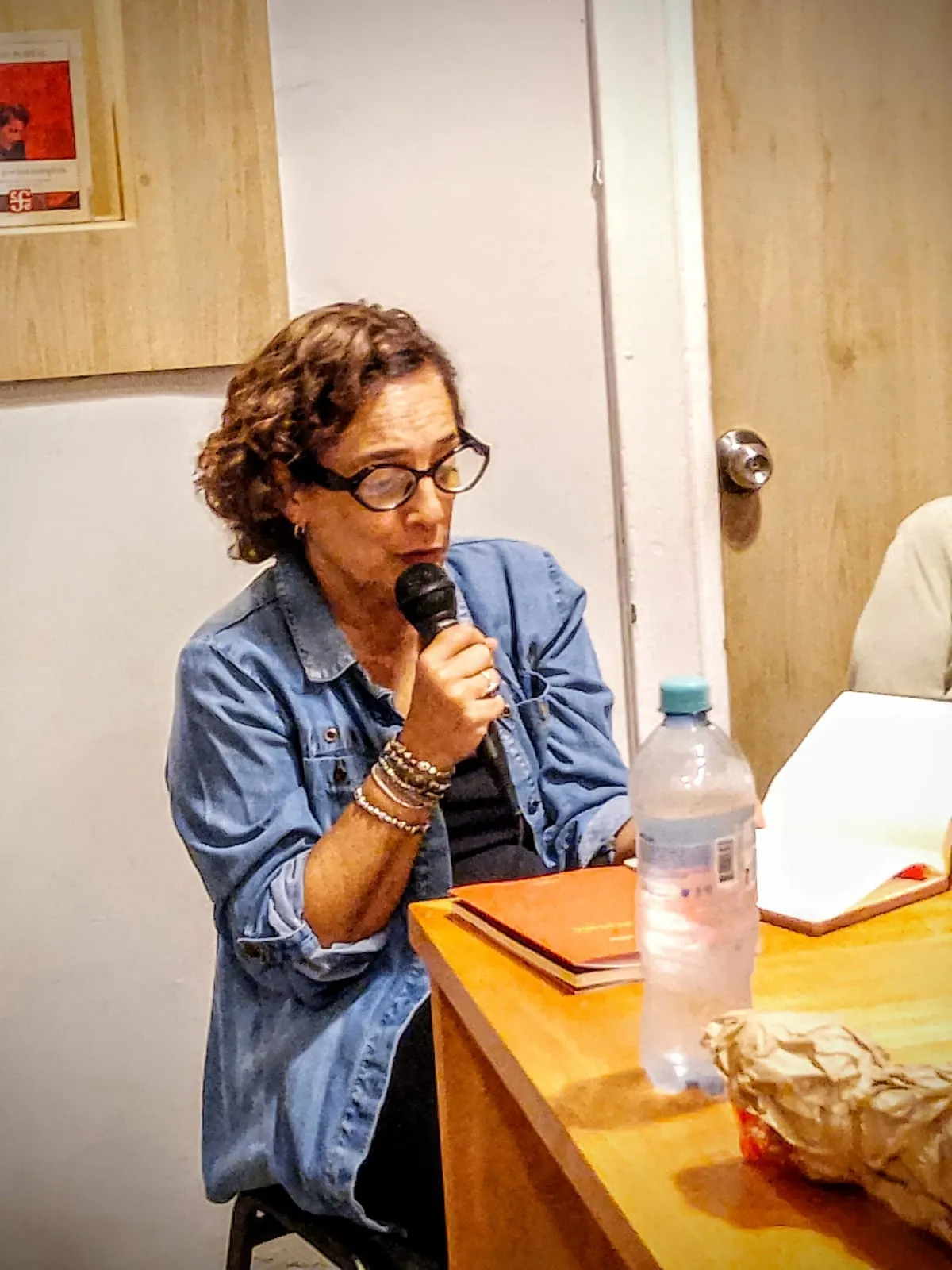 Marcela Robles presentó La culpa es mía, su más reciente publicación Marcela Robles presentó La culpa es mía, su más reciente publicación