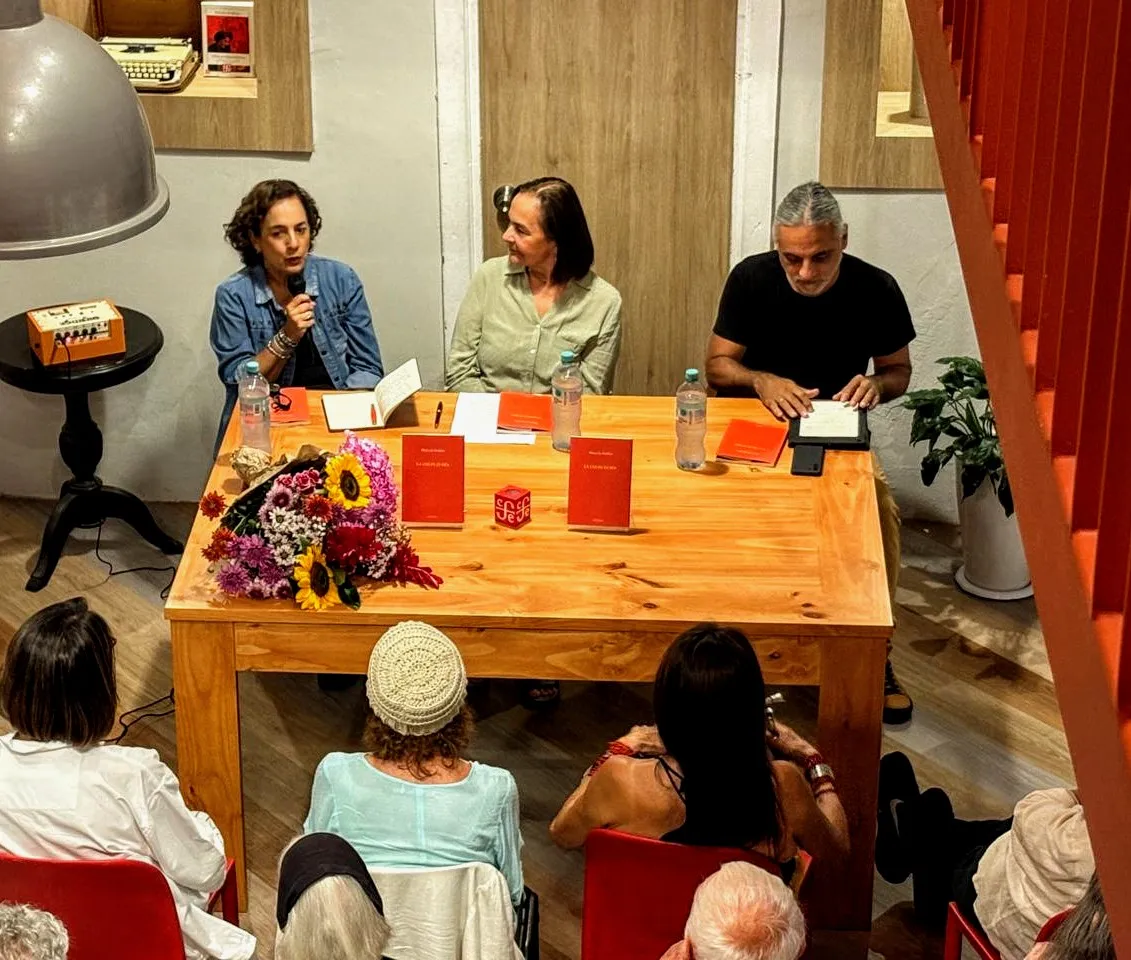 Marcela Robles presentó La culpa es mía, su más reciente publicación Marcela Robles presentó La culpa es mía, su más reciente publicación