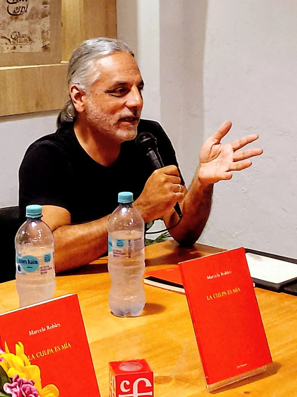 Marcela Robles presentó La culpa es mía, su más reciente publicación Marcela Robles presentó La culpa es mía, su más reciente publicación