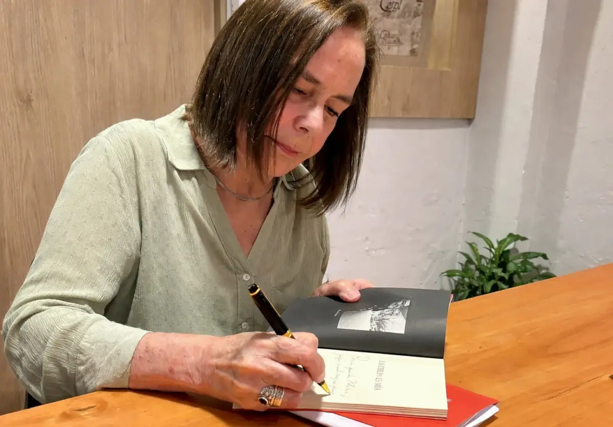 Marcela Robles presentó La culpa es mía, su más reciente publicación Marcela Robles presentó La culpa es mía, su más reciente publicación