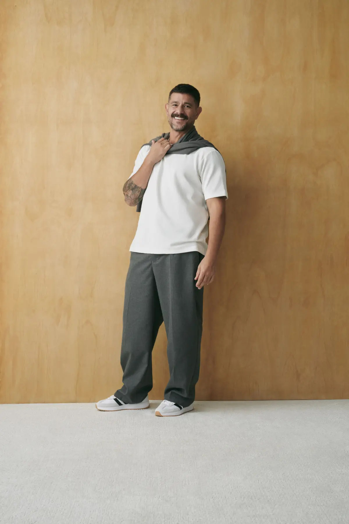Guía de estilo masculino: 4 looks esenciales inspirados en la versatilidad de Yaco Eskenazi