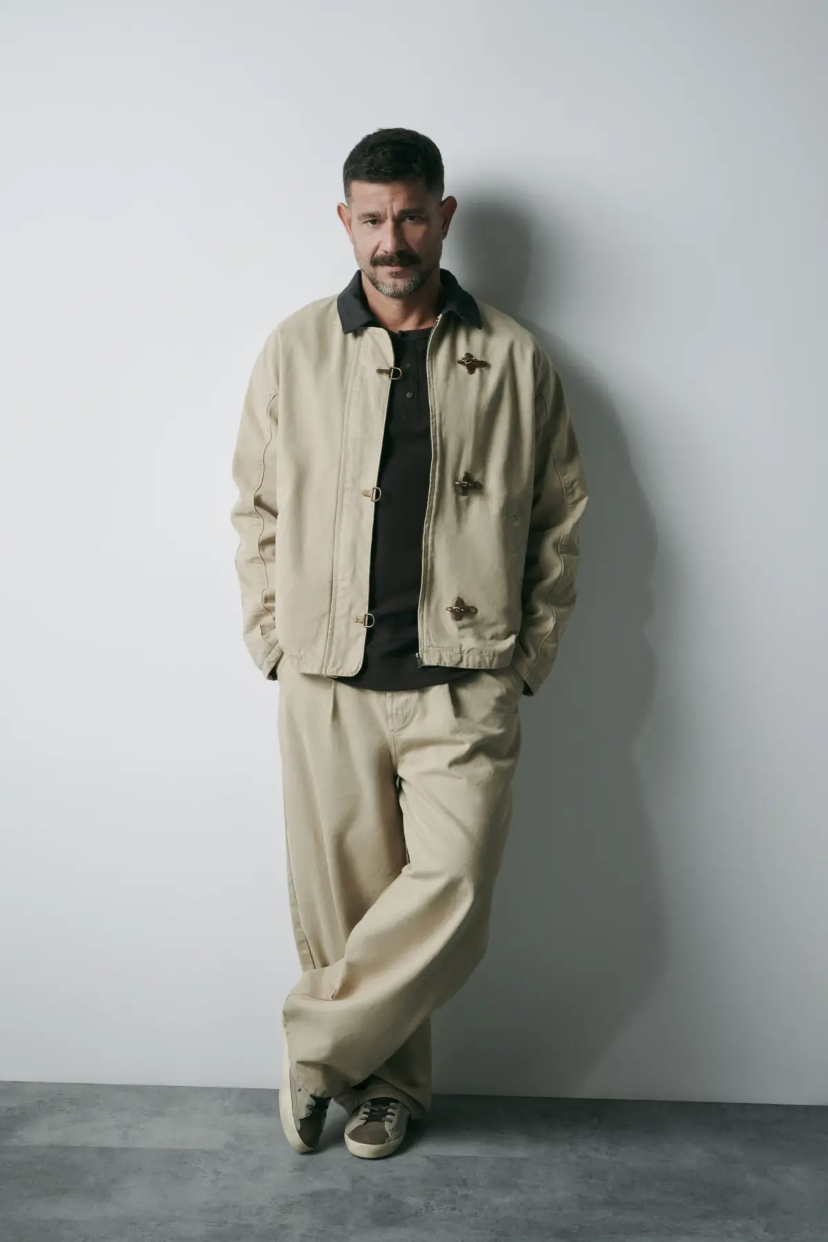 Guía de estilo masculino: 4 looks esenciales inspirados en la versatilidad de Yaco Eskenazi
