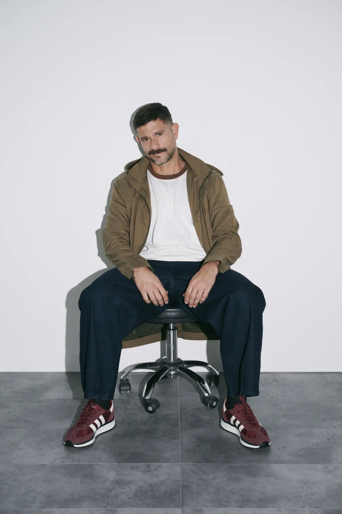 Guía de estilo masculino: 4 looks esenciales inspirados en la versatilidad de Yaco Eskenazi