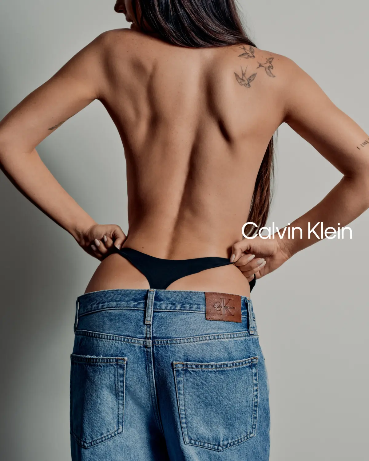 Calvin Klein se queda con lo esencial para la primavera con una campaña protagonizada por Dakota Johnson