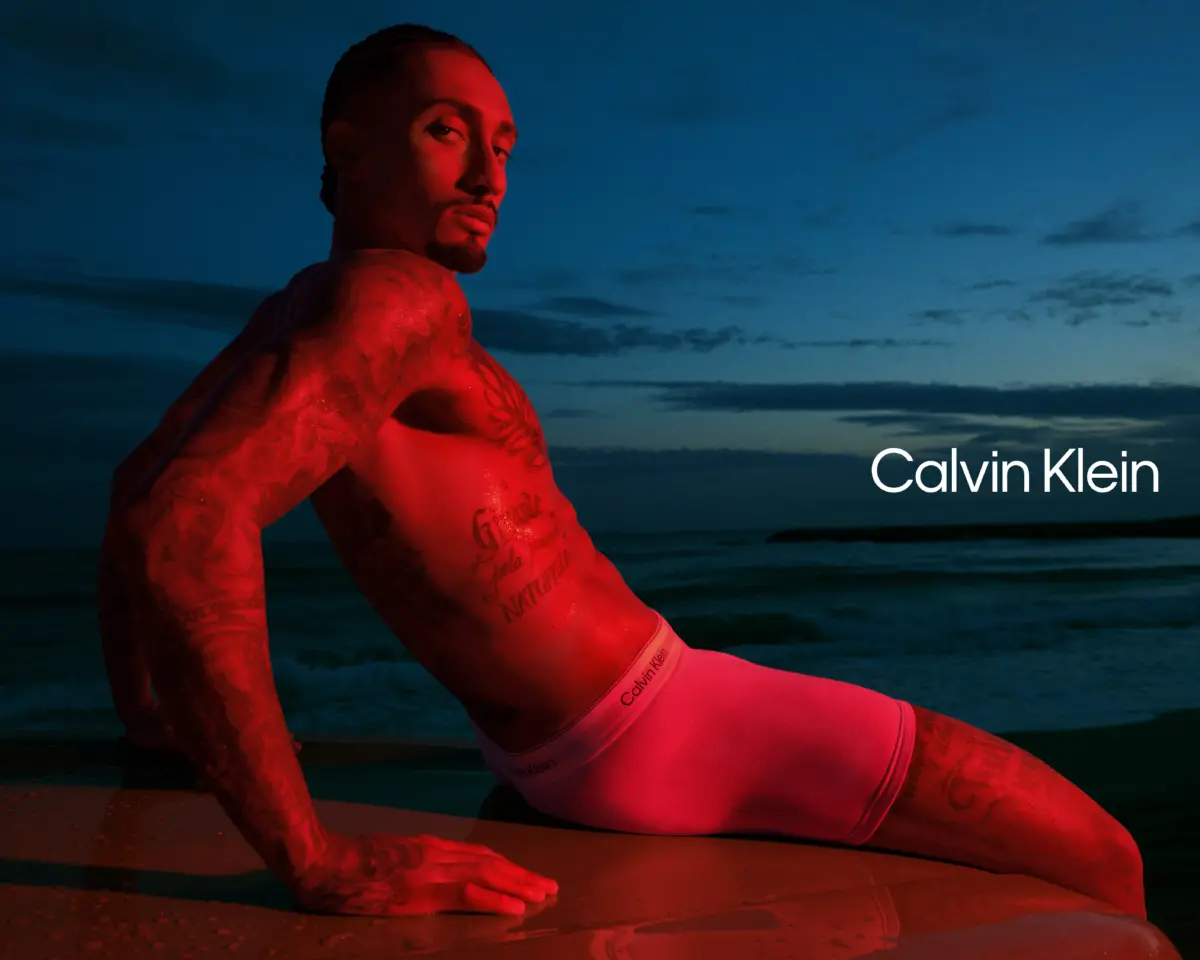 Calvin Klein presenta a la estrella del fútbol Raphinha para su nueva campaña de ropa interior