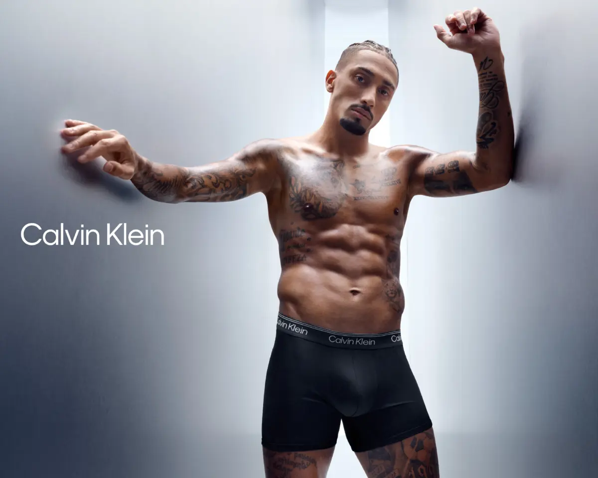 Calvin Klein presenta a la estrella del fútbol Raphinha para su nueva campaña de ropa interior