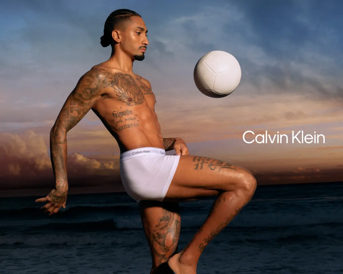 Calvin Klein presenta a la estrella del fútbol Raphinha para su nueva campaña de ropa interior