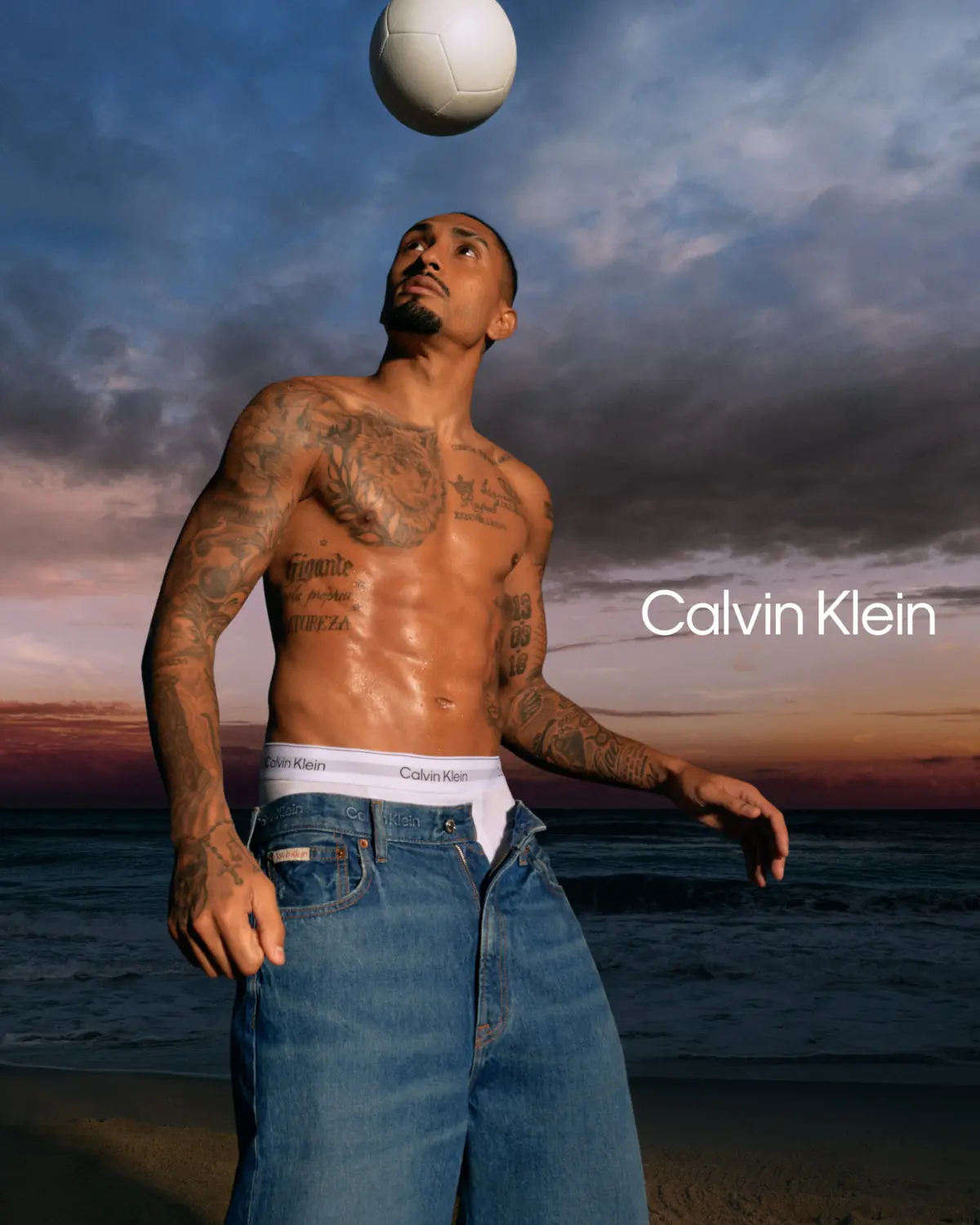 Calvin Klein presenta a la estrella del fútbol Raphinha para su nueva campaña de ropa interior