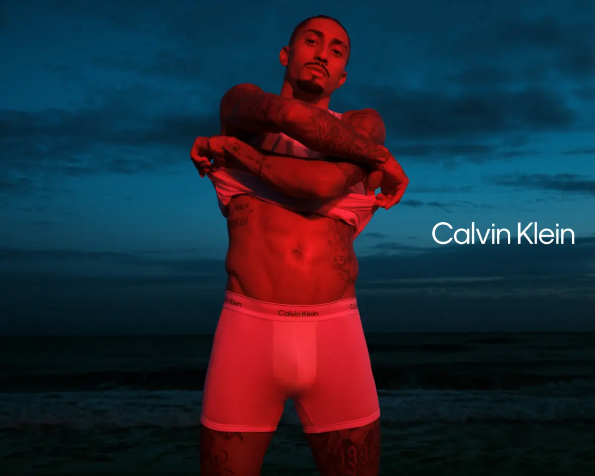 Calvin Klein presenta a la estrella del fútbol Raphinha para su nueva campaña de ropa interior