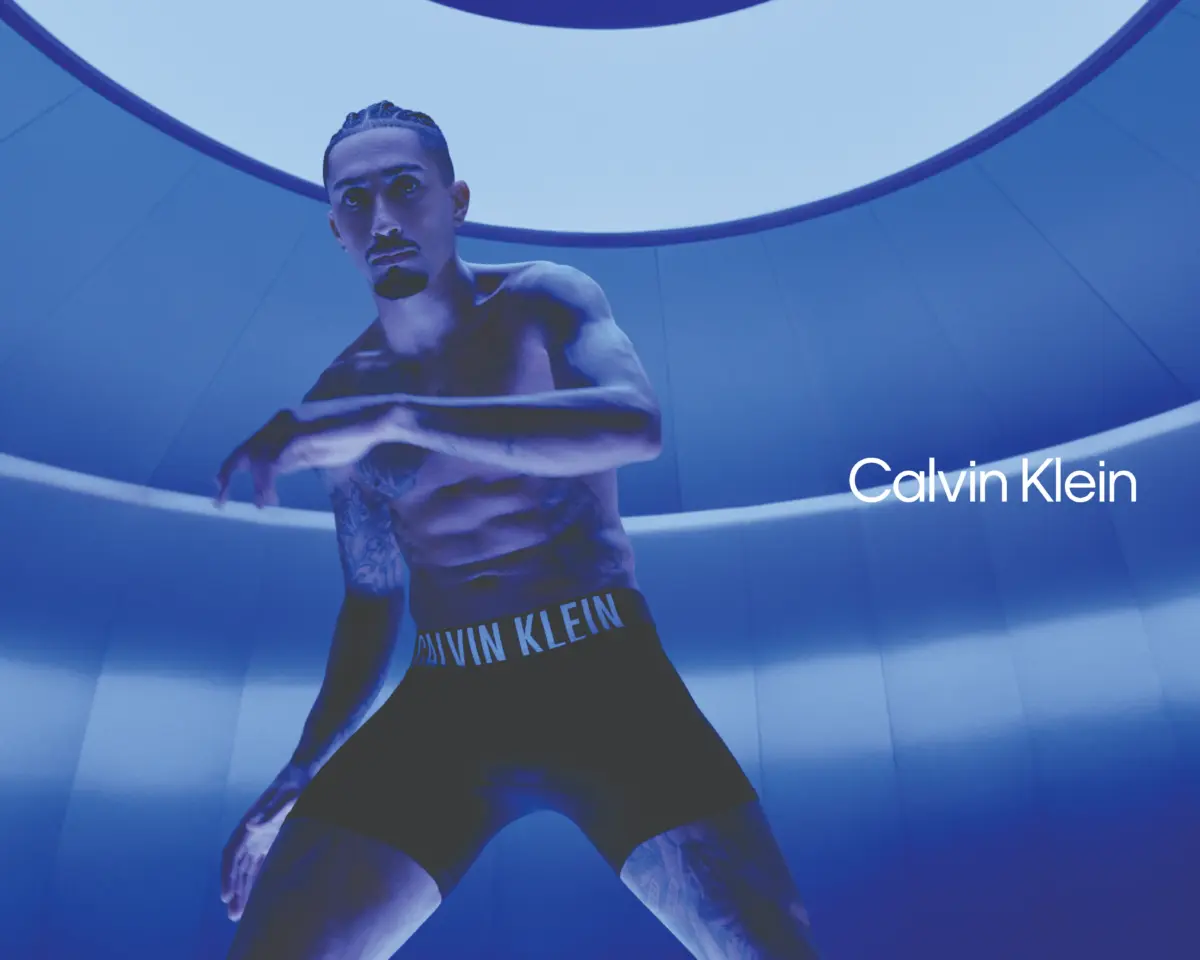 Calvin Klein reúne nuevamente a la estrella brasileña del fútbol Raphinha para presentar la ropa interior Intense Power