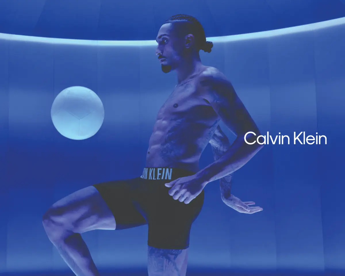Calvin Klein reúne nuevamente a la estrella brasileña del fútbol Raphinha para presentar la ropa interior Intense Power