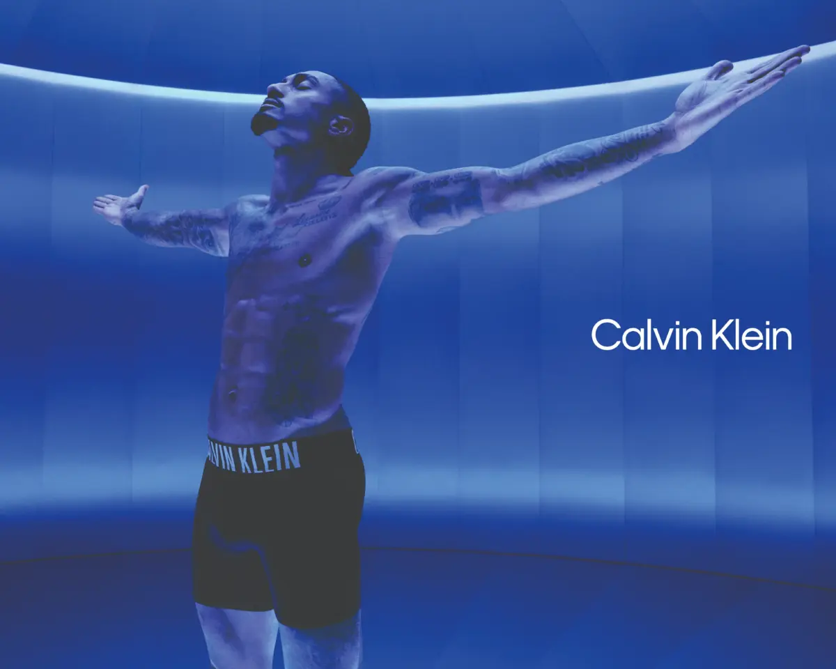 Calvin Klein reúne nuevamente a la estrella brasileña del fútbol Raphinha para presentar la ropa interior Intense Power