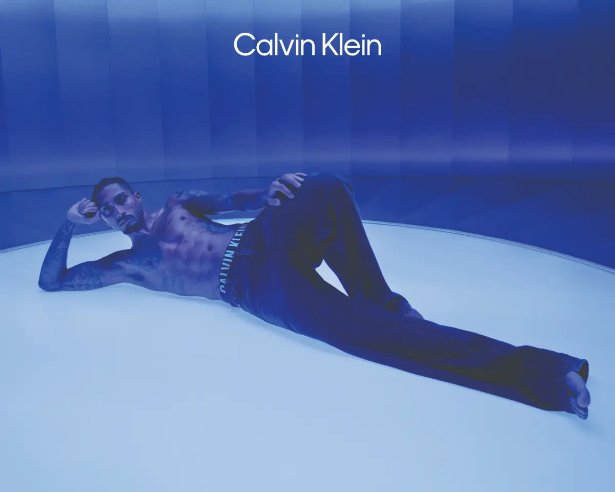 Calvin Klein reúne nuevamente a la estrella brasileña del fútbol Raphinha para presentar la ropa interior Intense Power