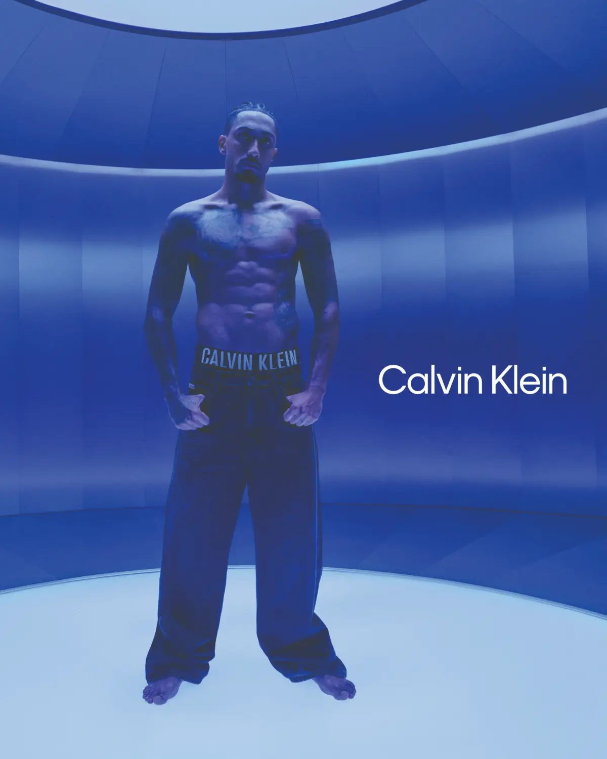 Calvin Klein reúne nuevamente a la estrella brasileña del fútbol Raphinha para presentar la ropa interior Intense Power