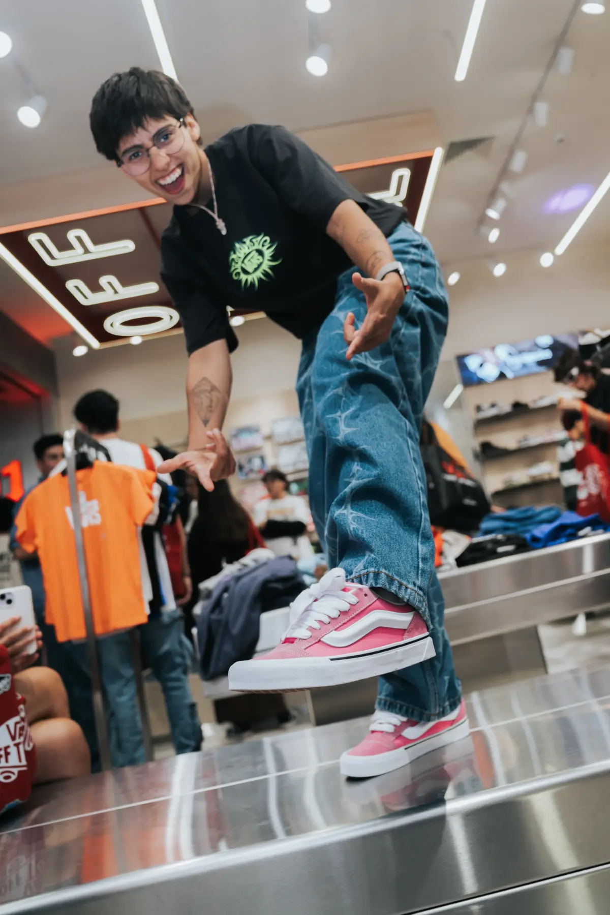 Vans inaugura nueva tienda en el Jockey Plaza con un evento que celebra la cultura urbana