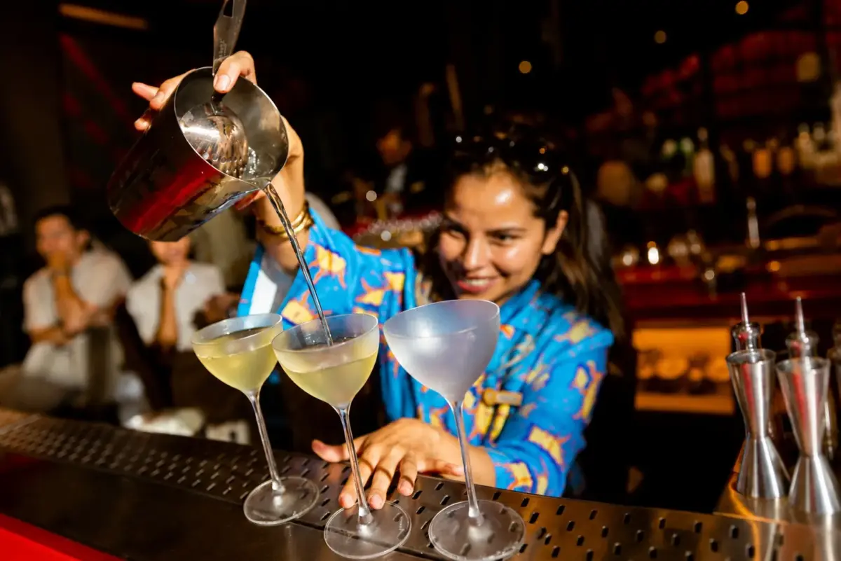 La coctelería del bar número 1 en América llega a nhow Lima: “Poolbar by Handshake”