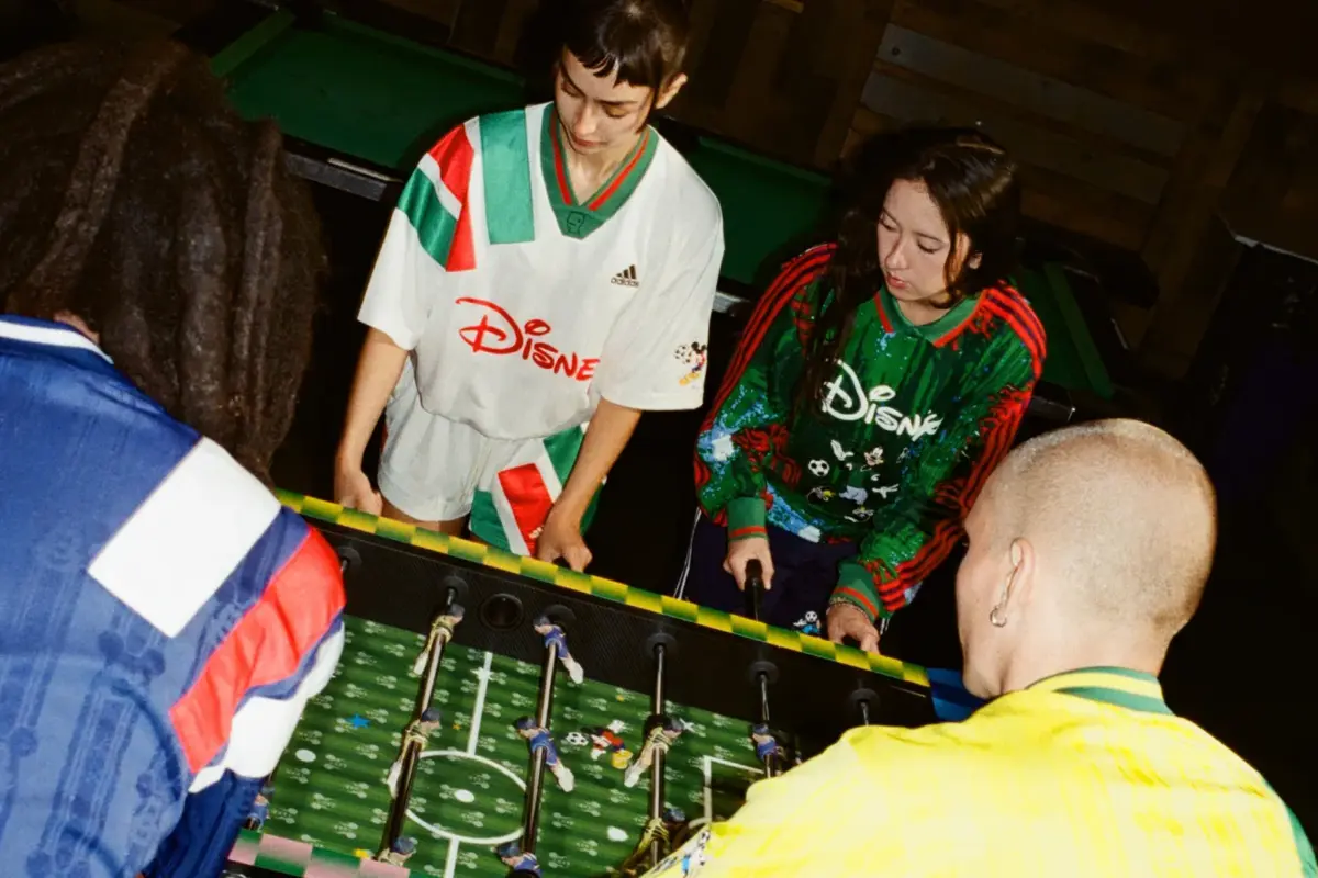 adidas, Brain Dead y Disney reinventan el fútbol noventero con una colección cargada de nostalgia