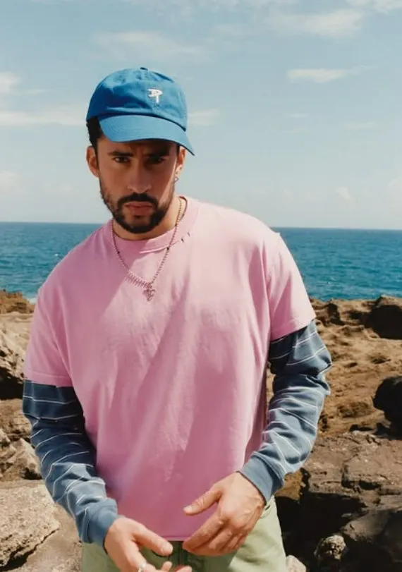 Bad Bunny y Zara presentan una colección que transforma el streetwear latino en lujo cotidiano Bad Bunny y Zara presentan una colección que transforma el streetwear latino en lujo cotidiano