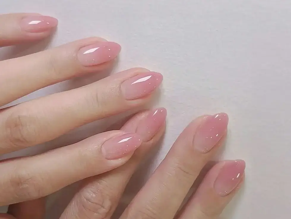 Milky Rosé Nails: la manicura minimalista que dominará la temporada