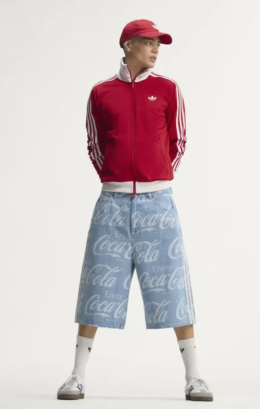 Adidas y Coca-Cola celebran el Mundial 2026 con una colección retro inspirada en la cultura futbolera Adidas y Coca-Cola celebran el Mundial 2026 con una colección retro inspirada en la cultura futbolera