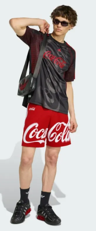 Adidas y Coca-Cola celebran el Mundial 2026 con una colección retro inspirada en la cultura futbolera Adidas y Coca-Cola celebran el Mundial 2026 con una colección retro inspirada en la cultura futbolera