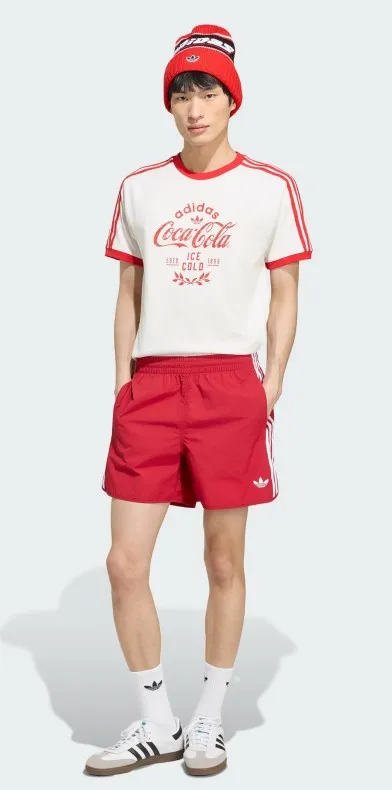 Adidas y Coca-Cola celebran el Mundial 2026 con una colección retro inspirada en la cultura futbolera Adidas y Coca-Cola celebran el Mundial 2026 con una colección retro inspirada en la cultura futbolera