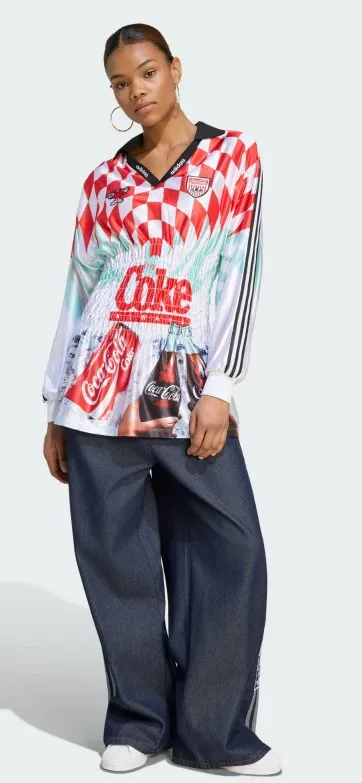 Adidas y Coca-Cola celebran el Mundial 2026 con una colección retro inspirada en la cultura futbolera Adidas y Coca-Cola celebran el Mundial 2026 con una colección retro inspirada en la cultura futbolera
