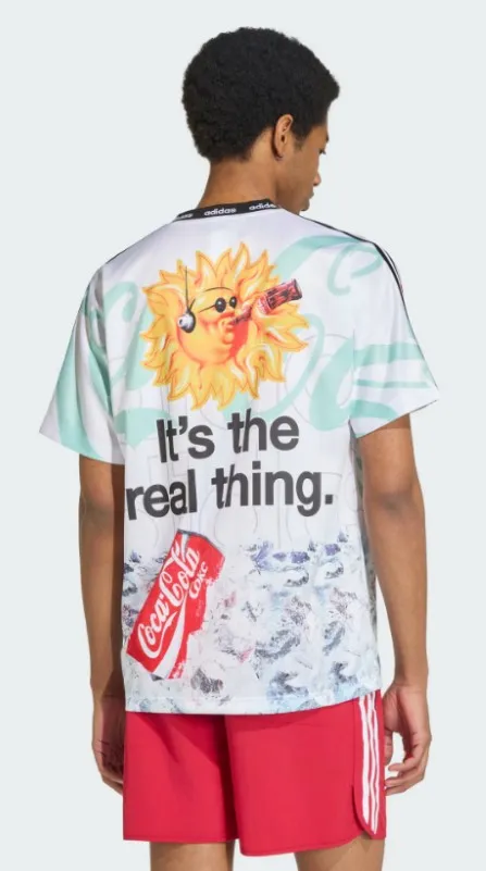 Adidas y Coca-Cola celebran el Mundial 2026 con una colección retro inspirada en la cultura futbolera Adidas y Coca-Cola celebran el Mundial 2026 con una colección retro inspirada en la cultura futbolera