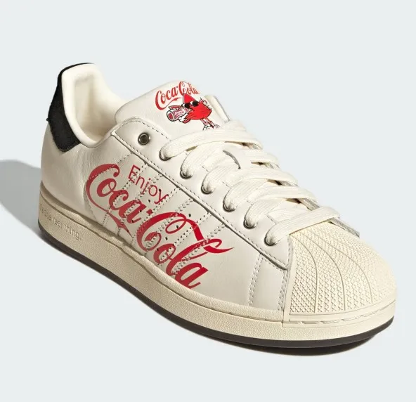 Adidas y Coca-Cola celebran el Mundial 2026 con una colección retro inspirada en la cultura futbolera Adidas y Coca-Cola celebran el Mundial 2026 con una colección retro inspirada en la cultura futbolera