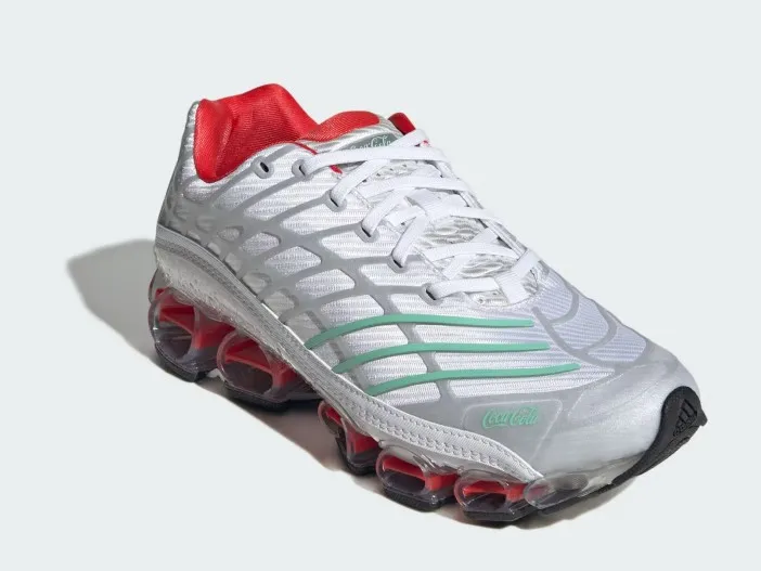 Adidas y Coca-Cola celebran el Mundial 2026 con una colección retro inspirada en la cultura futbolera Adidas y Coca-Cola celebran el Mundial 2026 con una colección retro inspirada en la cultura futbolera