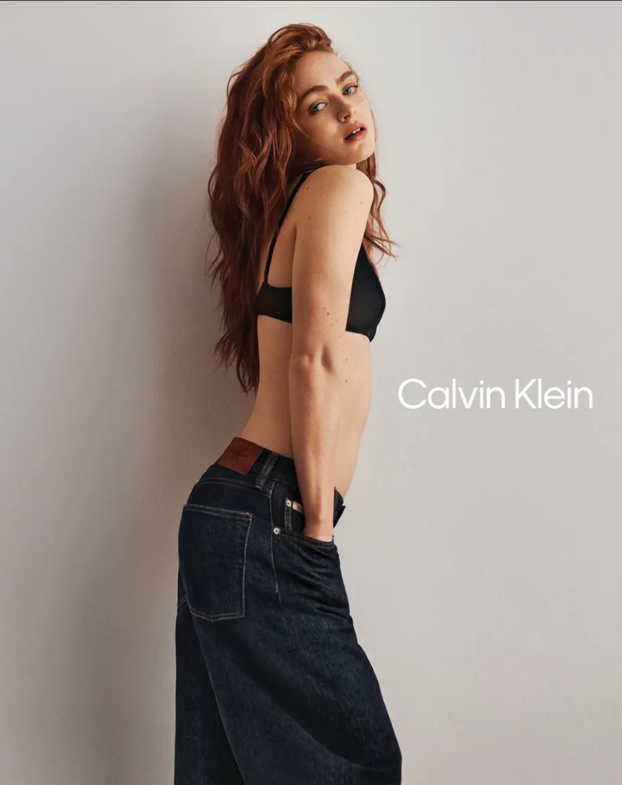 Calvin Klein presenta “Feel the Fit”, su campaña de denim Otoño 2026 protagonizada por Sadie Sink