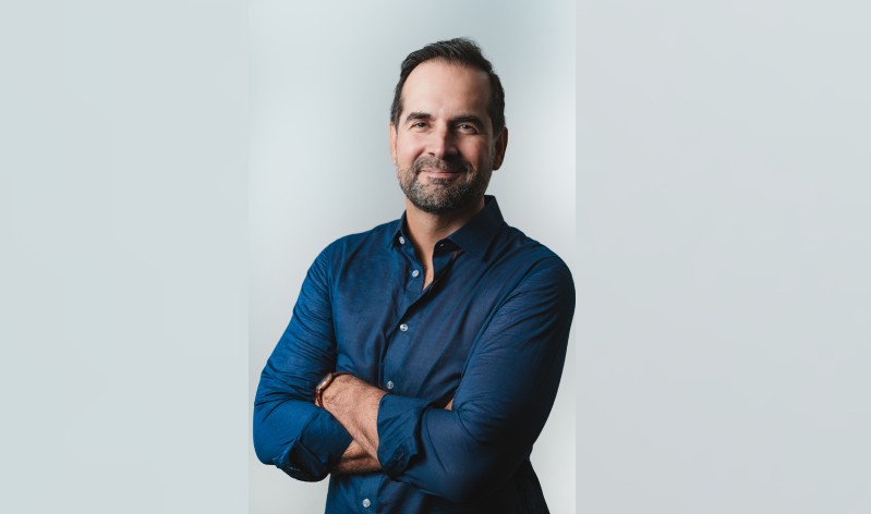 JAVIER ECHEVARRÍA PRESENTA "EN BUSCA DEL AMOR" EN EL TEATRO JULIETA