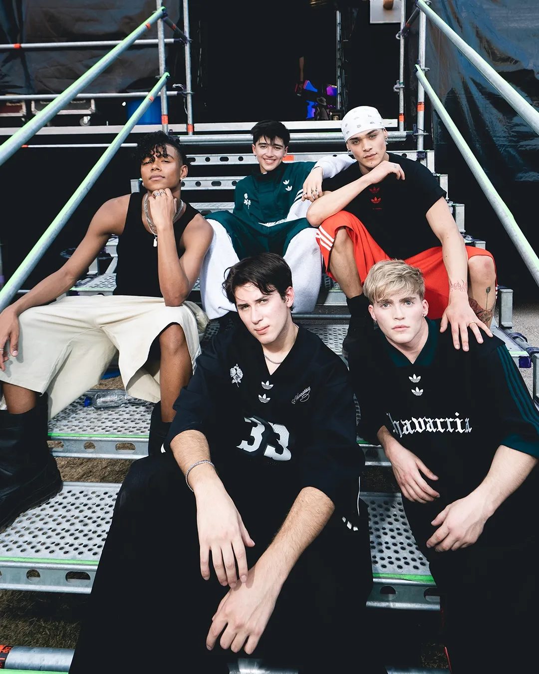 Santos Bravos x H&M: música, estilo y comunidad que llevó el pop latino a la moda