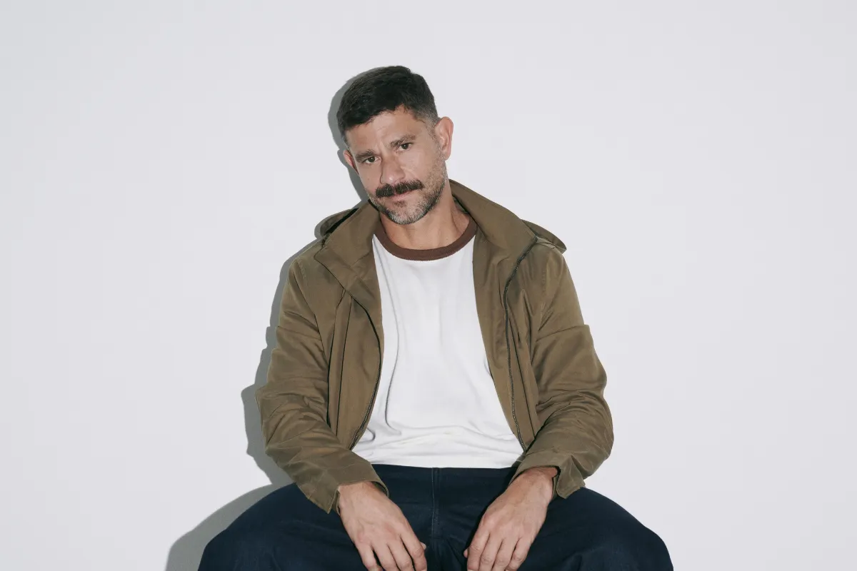 Guía de estilo masculino: 4 looks esenciales inspirados en la versatilidad de Yaco Eskenazi